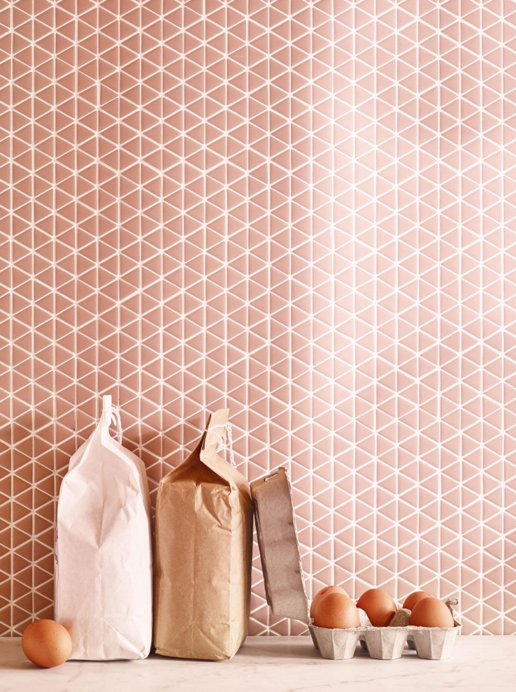Стильный дизайн: кухня в стиле модернизм с розовым фартуком и фартуком из стеклянной плитки - последний тренд