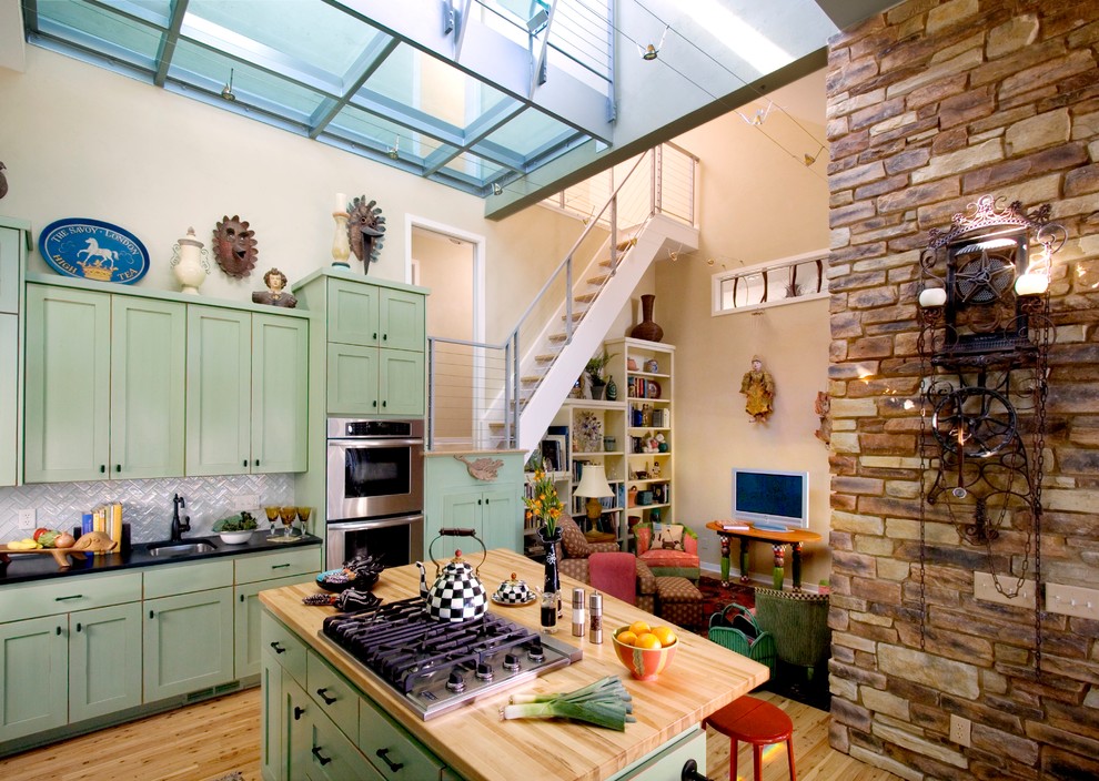 Imagen de cocina contemporánea con puertas de armario verdes, encimera de madera, armarios estilo shaker y electrodomésticos de acero inoxidable