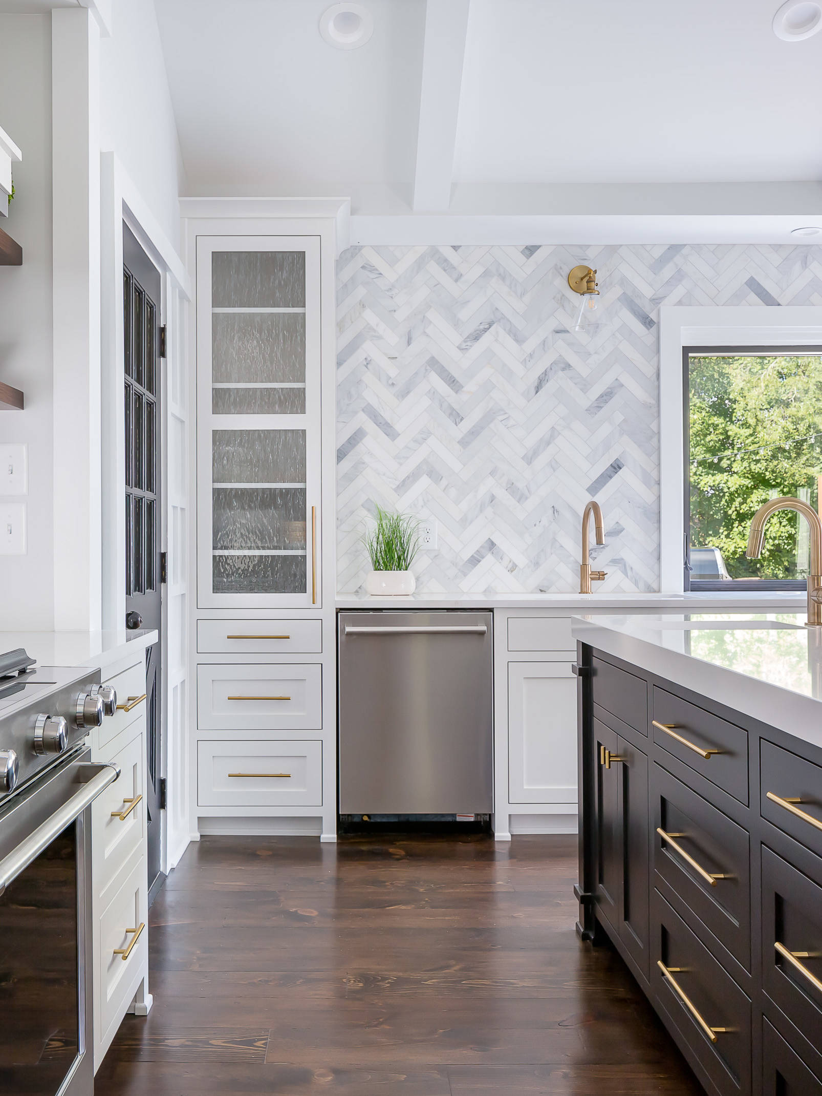 Gray Kitchen Countertops With White Cabinets Black And White Backsplash   Glasscock Clearcut Construction Inc Img~f78128010bc4087a 14 4441 1 Dad6e8c 