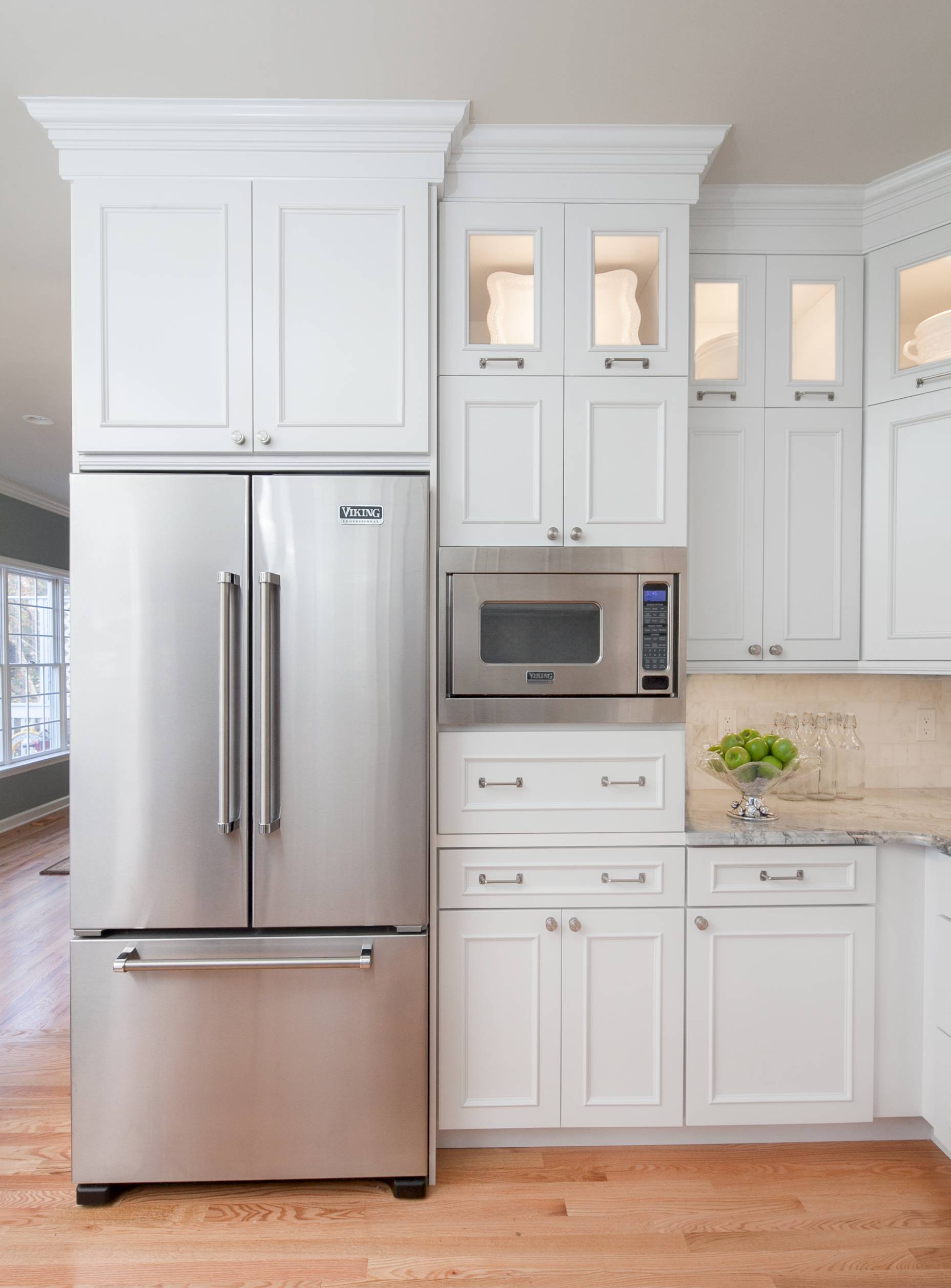 Холодильник в классической кухне