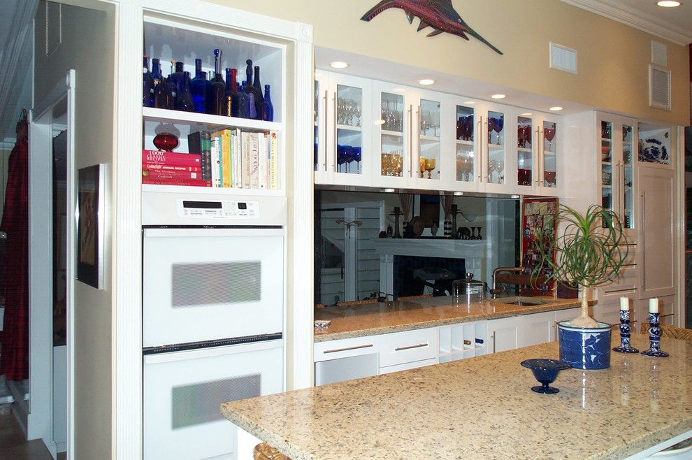 Minimalist kitchen photo in Orlando