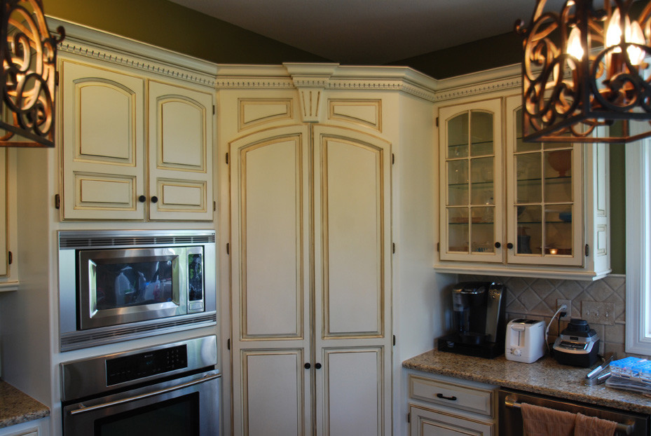 Idéer för att renovera ett avskilt, mellanstort vintage parallellkök, med en undermonterad diskho, luckor med upphöjd panel, vita skåp, granitbänkskiva, beige stänkskydd, stänkskydd i stenkakel, rostfria vitvaror, mörkt trägolv och en köksö