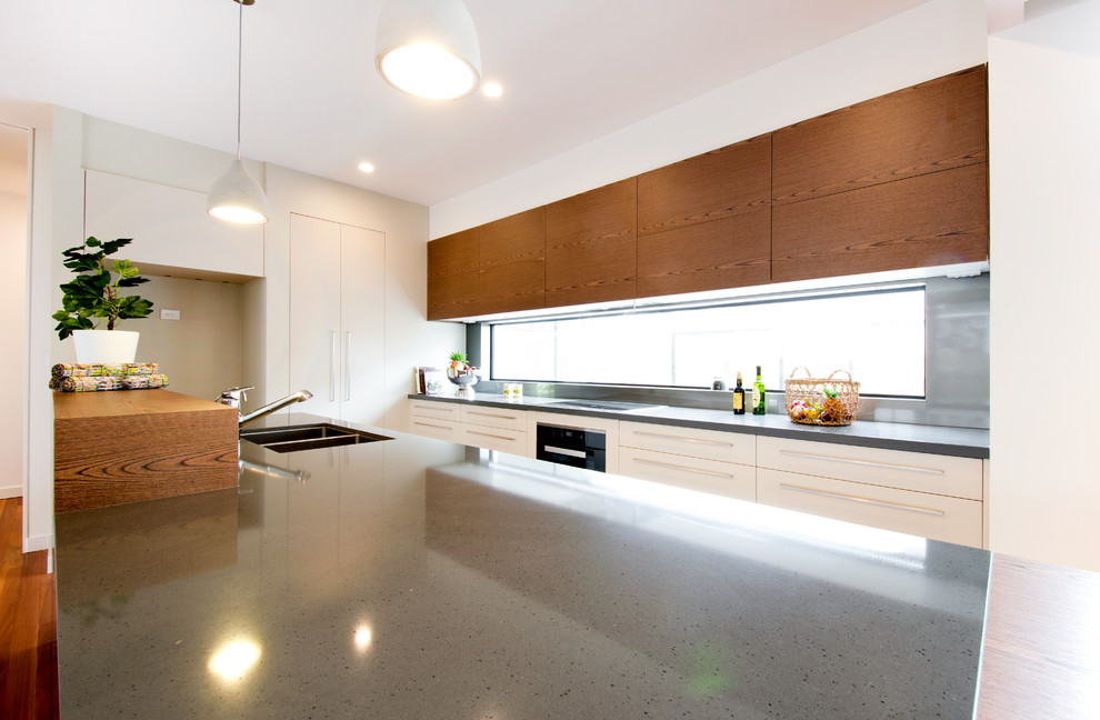 Zweizeilige Moderne Wohnküche mit Küchenrückwand in Grau und zwei Kücheninseln in Canberra - Queanbeyan