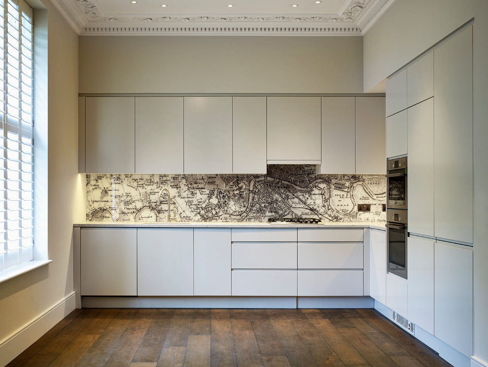 Kitchen - traditional kitchen idea in London