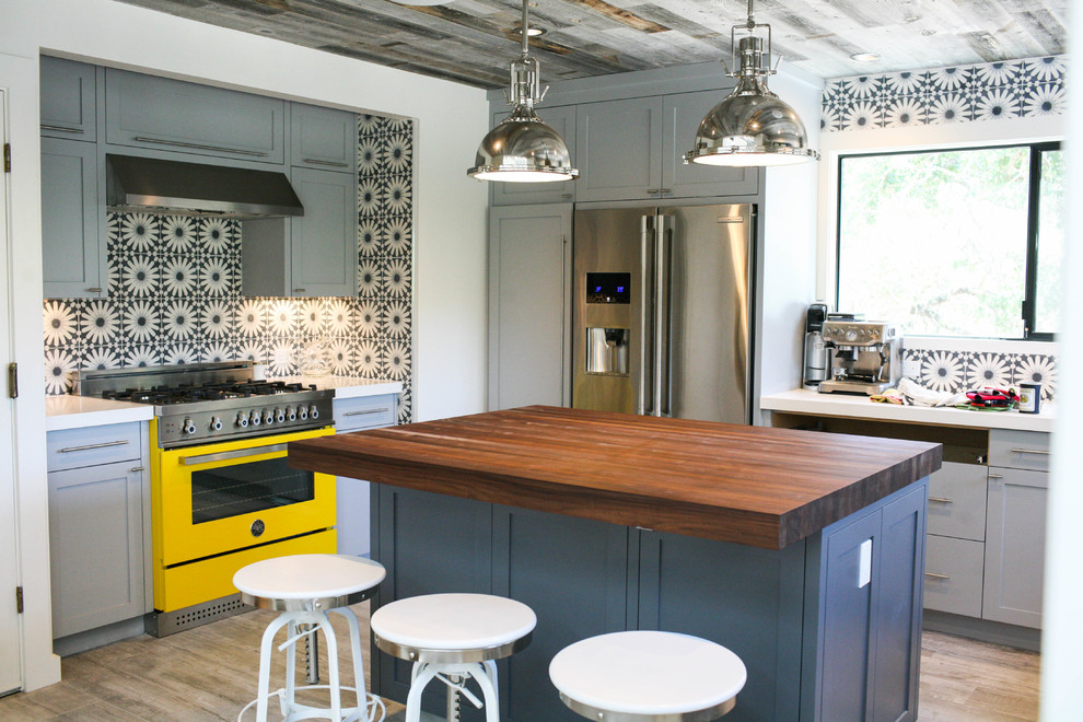 Foto på ett vintage kök, med skåp i shakerstil, blå skåp, en köksö, flerfärgad stänkskydd, färgglada vitvaror och ljust trägolv