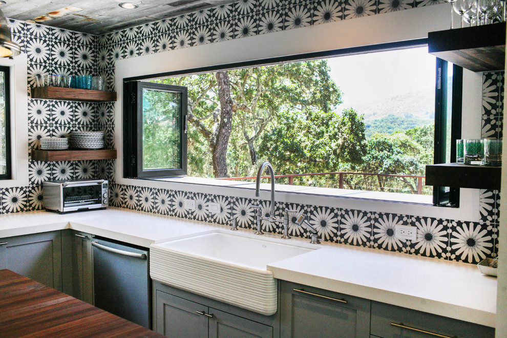 Imagen de cocina tradicional renovada con fregadero sobremueble, armarios abiertos, puertas de armario de madera en tonos medios y salpicadero multicolor