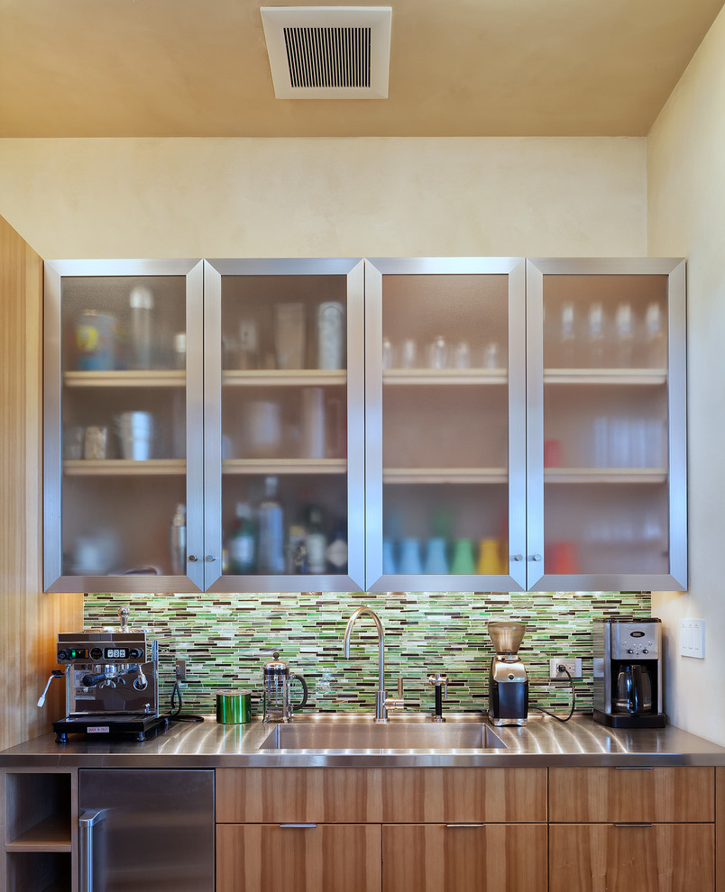 Inspiration pour une arrière-cuisine minimaliste en bois brun avec un placard à porte plane, un plan de travail en béton, un électroménager en acier inoxydable, sol en béton ciré et îlot.