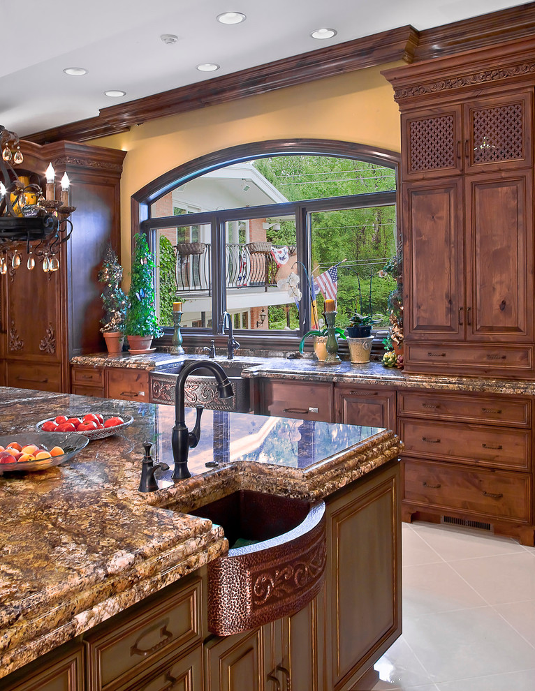 Exempel på ett mellanstort medelhavsstil kök, med en rustik diskho, luckor med upphöjd panel, skåp i mörkt trä, granitbänkskiva, klinkergolv i porslin, en köksö och vitt golv