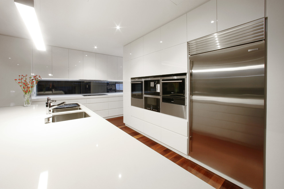 Свежая идея для дизайна: кухня в стиле модернизм - отличное фото интерьера