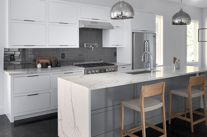 Idéer för mellanstora funkis linjära vitt kök och matrum, med en undermonterad diskho, luckor med upphöjd panel, vita skåp, marmorbänkskiva, klinkergolv i keramik, flera köksöar och svart golv