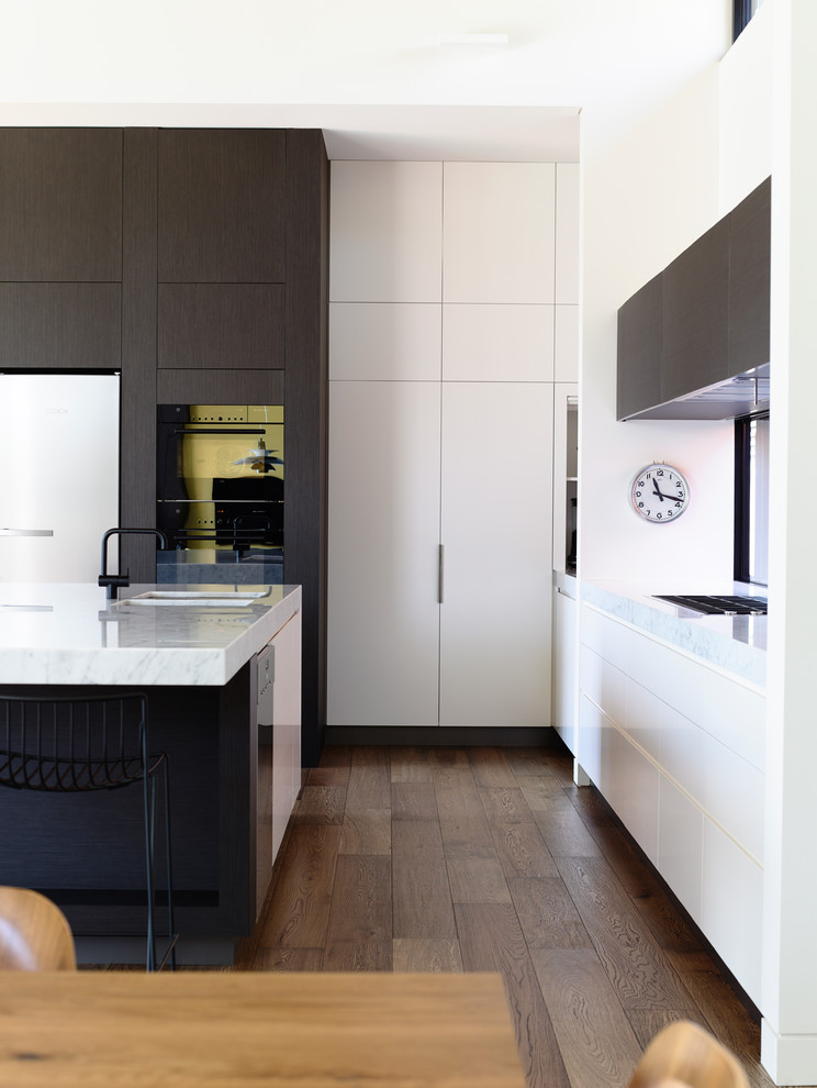 Moderne Wohnküche mit Kücheninsel und Marmor-Arbeitsplatte in Melbourne