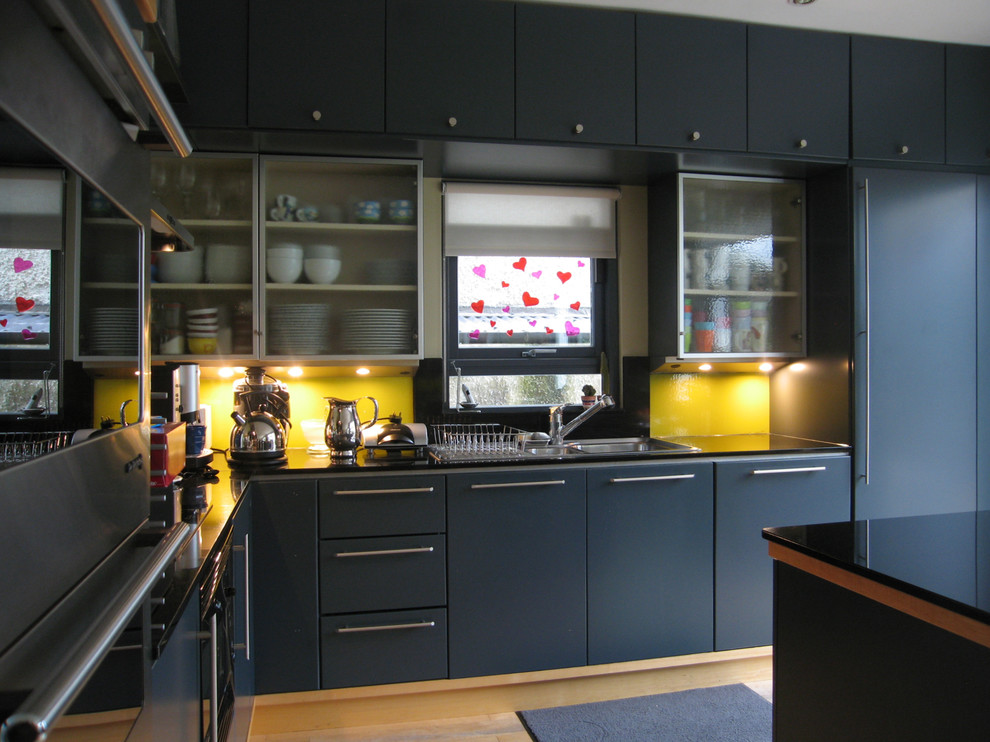 Immagine di una cucina contemporanea con paraspruzzi giallo