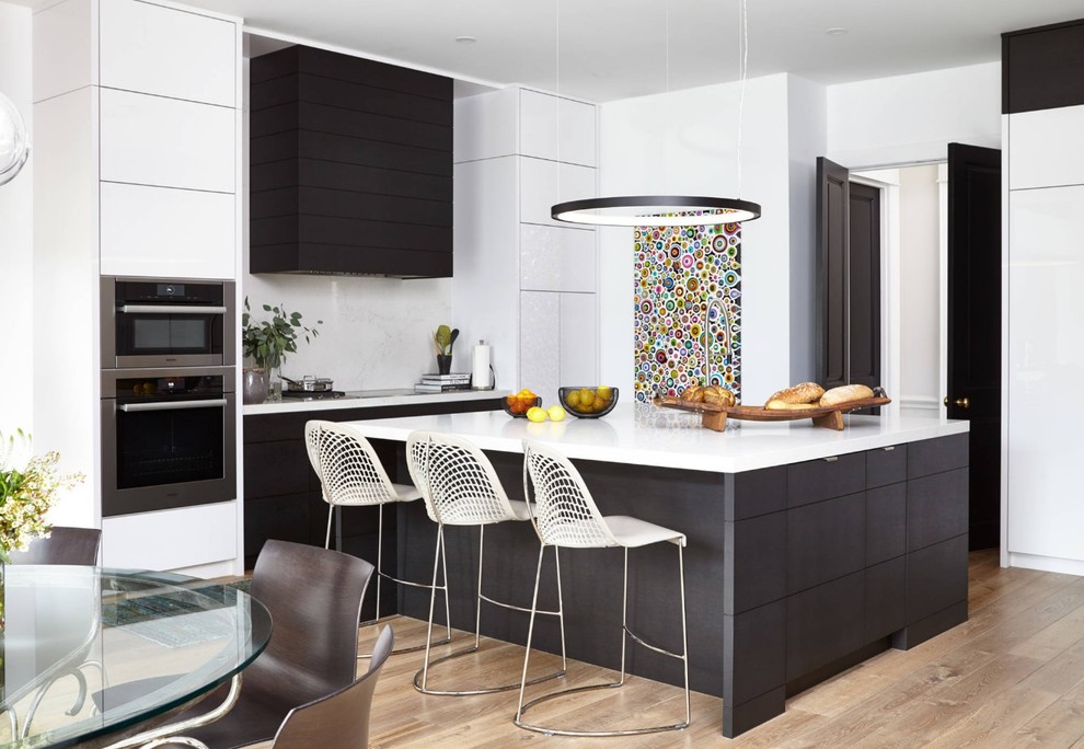 Esempio di una cucina minimal di medie dimensioni con ante lisce, ante bianche, top in superficie solida, paraspruzzi bianco, elettrodomestici in acciaio inossidabile e pavimento in pietra calcarea