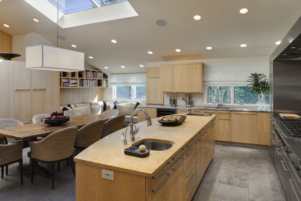 Eat-in kitchen - contemporary eat-in kitchen idea in Chicago with stainless steel appliances