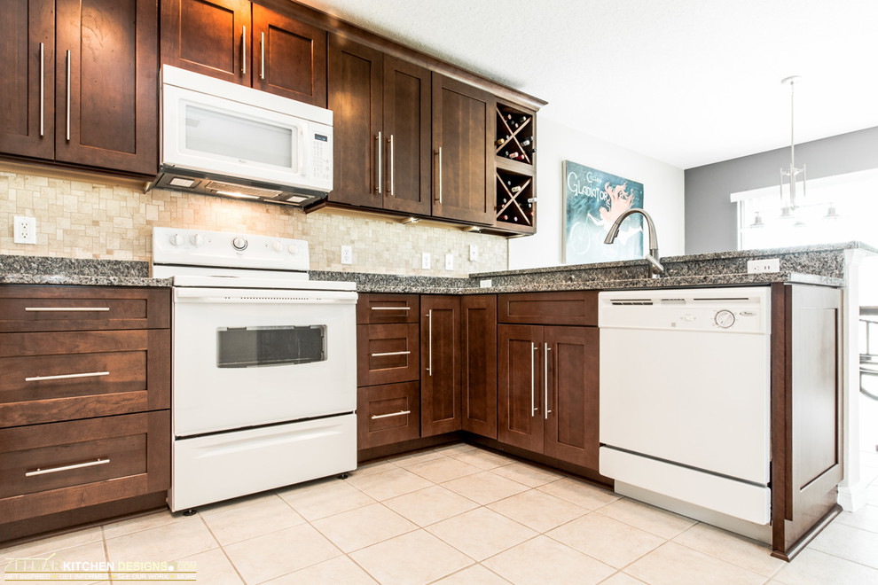 Example of a mid-sized classic u-shaped eat-in kitchen design in Orlando with an undermount sink, shaker cabinets, medium tone wood cabinets, granite countertops, beige backsplash, stone tile backsplash, white appliances and a peninsula