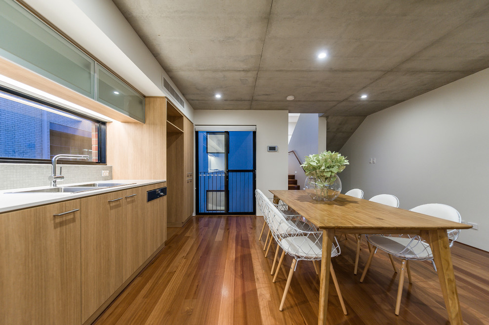 Einzeilige Moderne Küche ohne Insel mit Einbauwaschbecken, flächenbündigen Schrankfronten, hellbraunen Holzschränken und braunem Holzboden in Perth