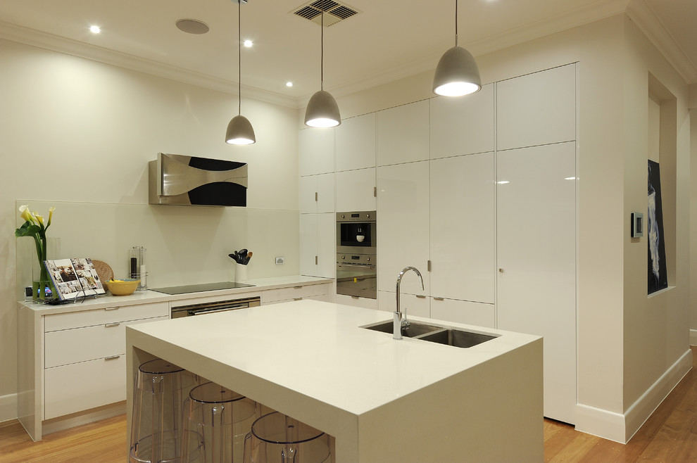 Kitchen - transitional kitchen idea in Adelaide