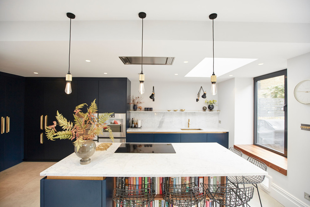 Idéer för mellanstora vitt kök, med en integrerad diskho, släta luckor, blå skåp, marmorbänkskiva, vitt stänkskydd, stänkskydd i marmor, rostfria vitvaror, betonggolv, en köksö och grått golv