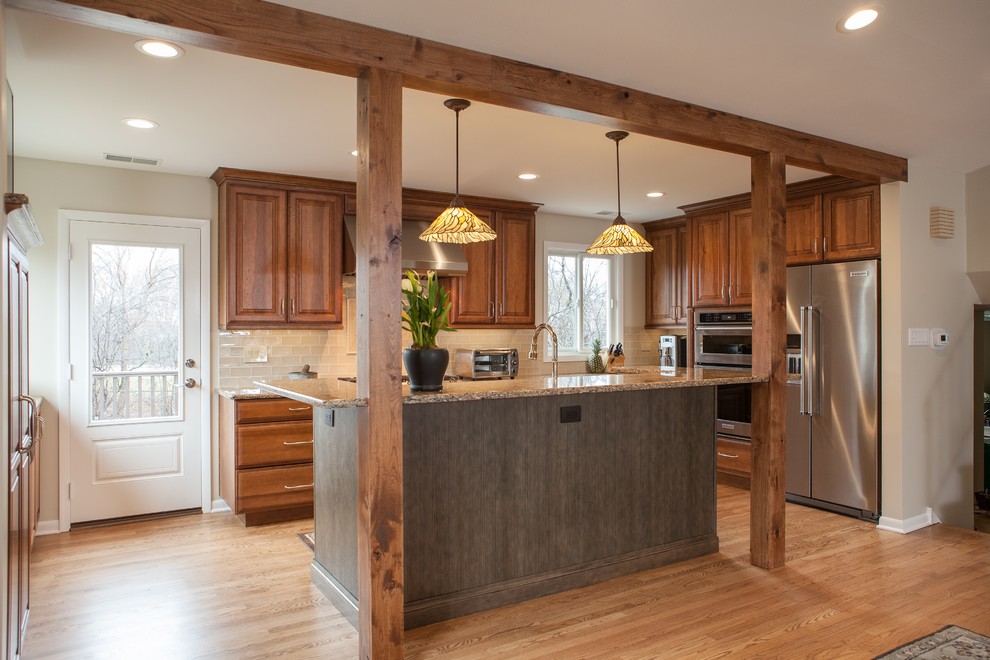 Exempel på ett mellanstort rustikt kök, med en undermonterad diskho, luckor med upphöjd panel, skåp i mellenmörkt trä, bänkskiva i kvartsit, beige stänkskydd, stänkskydd i keramik, rostfria vitvaror, ljust trägolv, en köksö och brunt golv