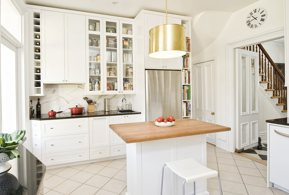 Inspiration för avskilda, stora moderna kök, med skåp i shakerstil, en undermonterad diskho, vita skåp, träbänkskiva, grått stänkskydd, stänkskydd i marmor, rostfria vitvaror, klinkergolv i keramik, en köksö och beiget golv