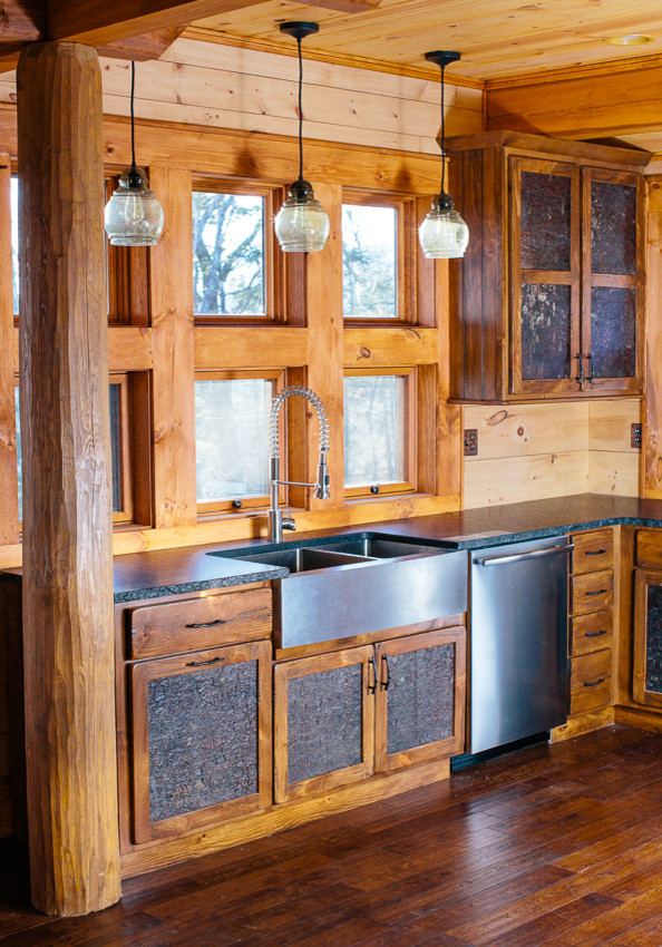 Exempel på ett mycket stort rustikt kök, med en halv köksö, en rustik diskho, skåp i shakerstil, skåp i slitet trä, bänkskiva i kvarts, brunt stänkskydd, stänkskydd i porslinskakel, rostfria vitvaror och mörkt trägolv