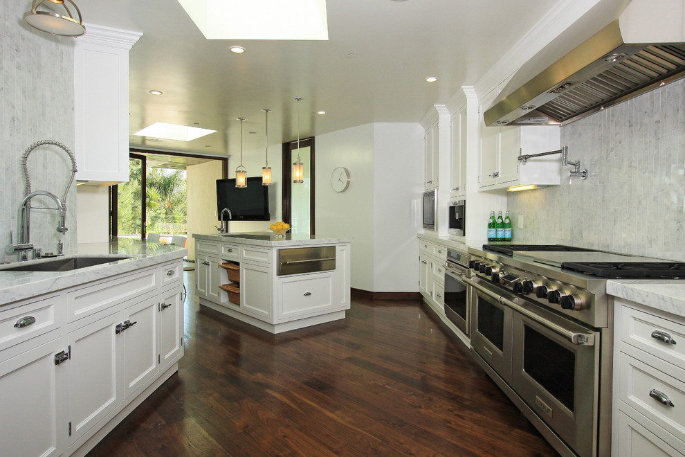 Idéer för funkis kök, med rostfria vitvaror och brunt golv