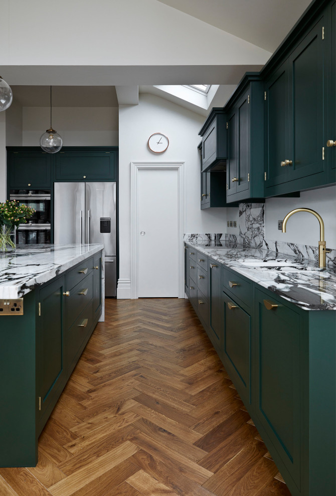 Foto di una cucina chic di medie dimensioni con ante in stile shaker, ante verdi, top in quarzite e top multicolore