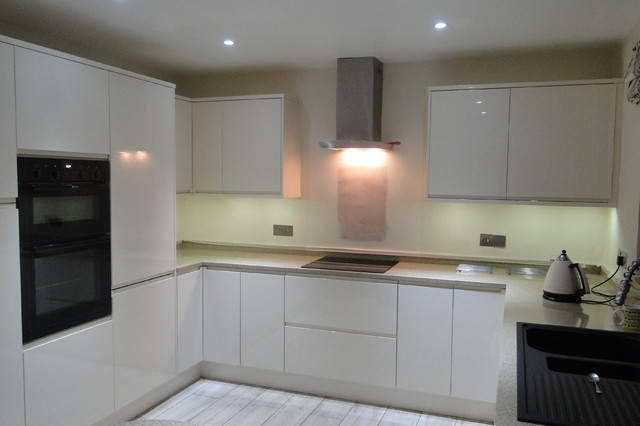 Gloss Ivory Handleless Kitchen In Hinxworth Herts Lifestyle Kitchens Img~4d21a73206e3faf6 4 0126 1 69c0d6d 