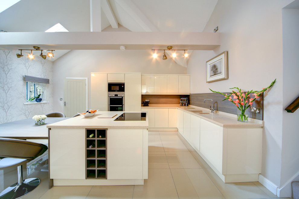 Foto på ett stort funkis kök och matrum, med en integrerad diskho, bänkskiva i koppar, brunt stänkskydd, rostfria vitvaror, klinkergolv i porslin och en köksö