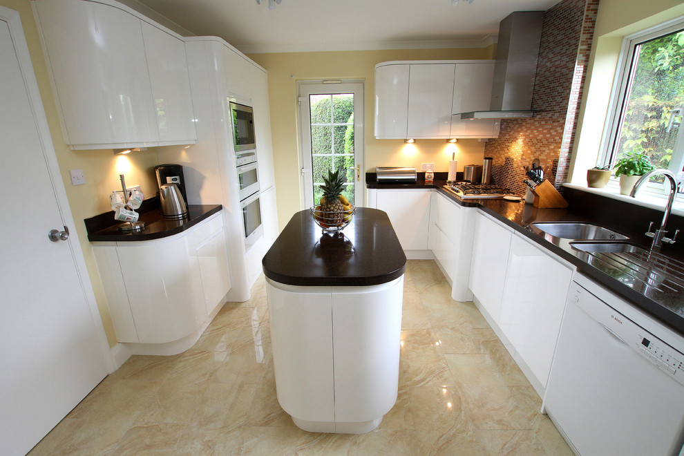 Bild på ett stort funkis kök, med en undermonterad diskho, släta luckor, vita skåp, bänkskiva i koppar, rostfria vitvaror och en köksö