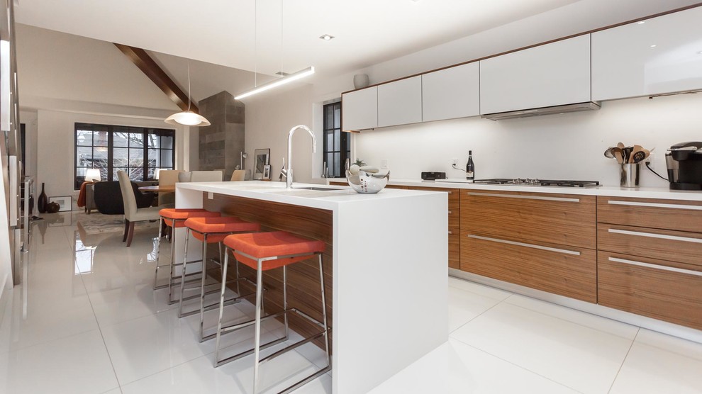 Kleine Moderne Wohnküche mit Küchenrückwand in Weiß, Küchengeräten aus Edelstahl, Kücheninsel, weißem Boden und weißer Arbeitsplatte in Toronto