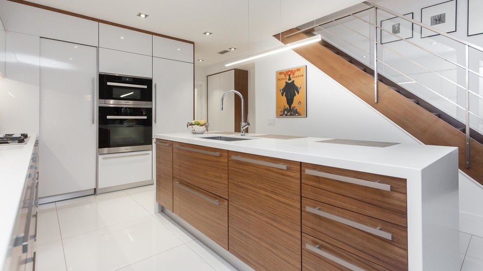 Imagen de cocina comedor actual, pequeña, con salpicadero blanco, electrodomésticos de acero inoxidable, una isla, suelo blanco y encimeras blancas