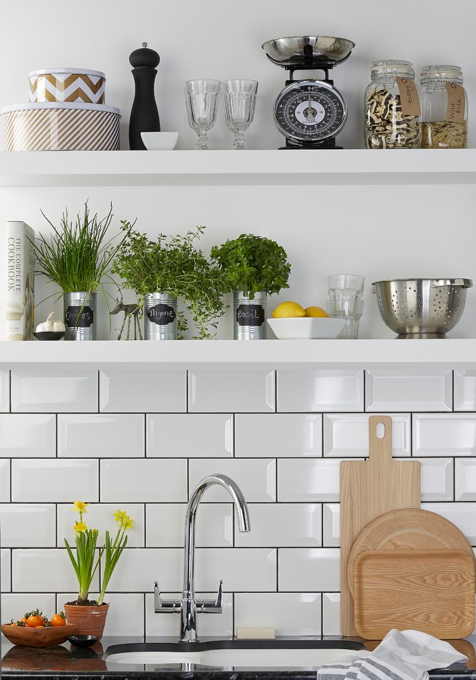 Foto di una piccola cucina parallela minimal chiusa con paraspruzzi con piastrelle in ceramica, nessuna isola e lavello sottopiano