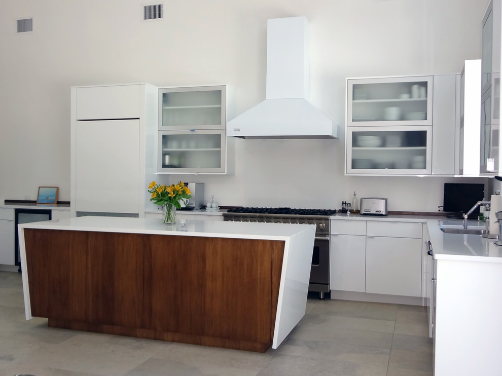 Foto de cocina contemporánea con fregadero bajoencimera, puertas de armario blancas y electrodomésticos de acero inoxidable