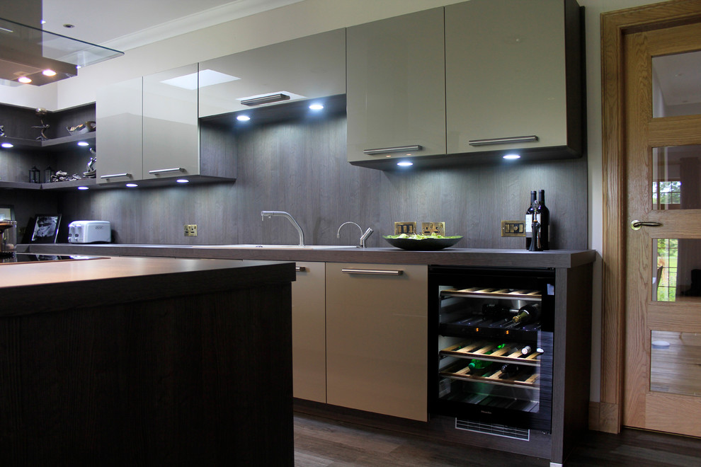 Immagine di una grande cucina minimalista con lavello a doppia vasca, ante lisce, elettrodomestici in acciaio inossidabile, ante nere, top in vetro, paraspruzzi nero, paraspruzzi con lastra di vetro, parquet scuro e pavimento nero