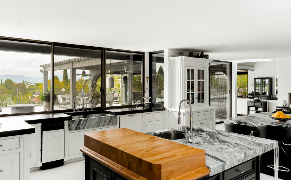 Foto de cocina contemporánea grande con fregadero sobremueble, dos o más islas y con blanco y negro