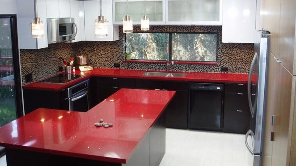 Пример оригинального дизайна: угловая кухня в стиле модернизм с обеденным столом, двойной мойкой, плоскими фасадами, темными деревянными фасадами, мраморной столешницей, белым полом и красной столешницей