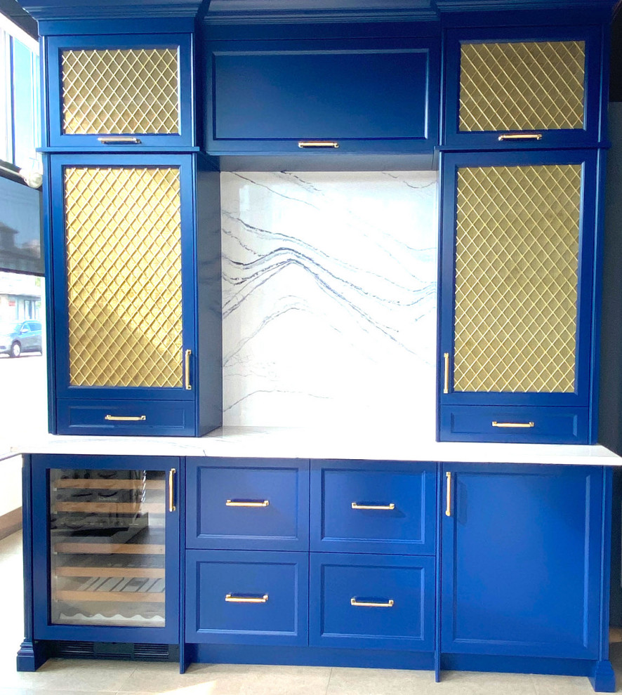 Foto de cocina tradicional renovada con armarios estilo shaker, puertas de armario azules, encimera de cuarcita, salpicadero multicolor, puertas de cuarzo sintético y encimeras multicolor