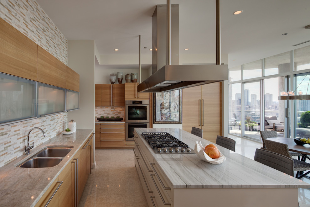 Стильный дизайн: параллельная кухня в современном стиле с двойной мойкой - последний тренд