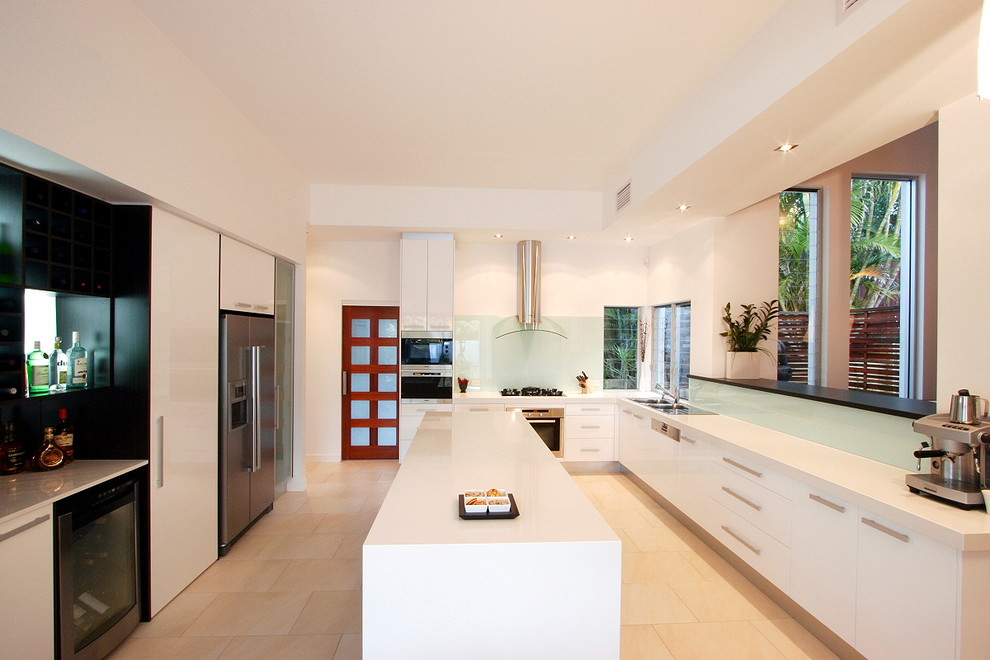 Exemple d'une cuisine tendance avec un placard à porte plane et des portes de placard blanches.