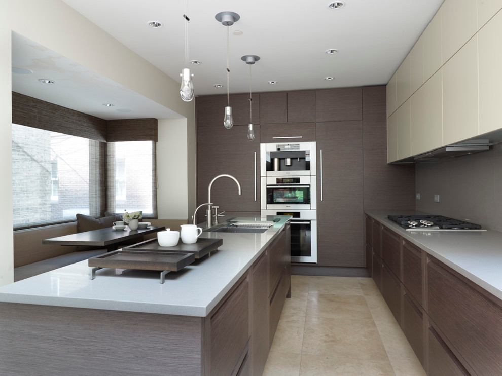 Стильный дизайн: кухня в современном стиле с техникой под мебельный фасад, обеденным столом, плоскими фасадами и серыми фасадами - последний тренд