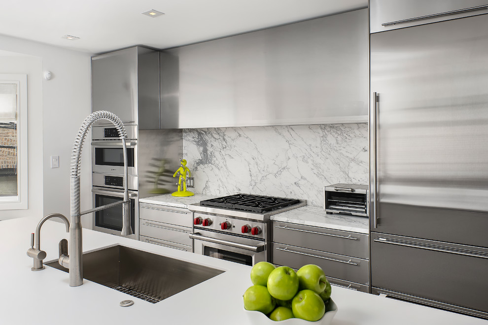 Cette photo montre une cuisine américaine moderne en inox avec un placard à porte shaker, plan de travail en marbre, une crédence jaune, une crédence en marbre, un électroménager en acier inoxydable et îlot.