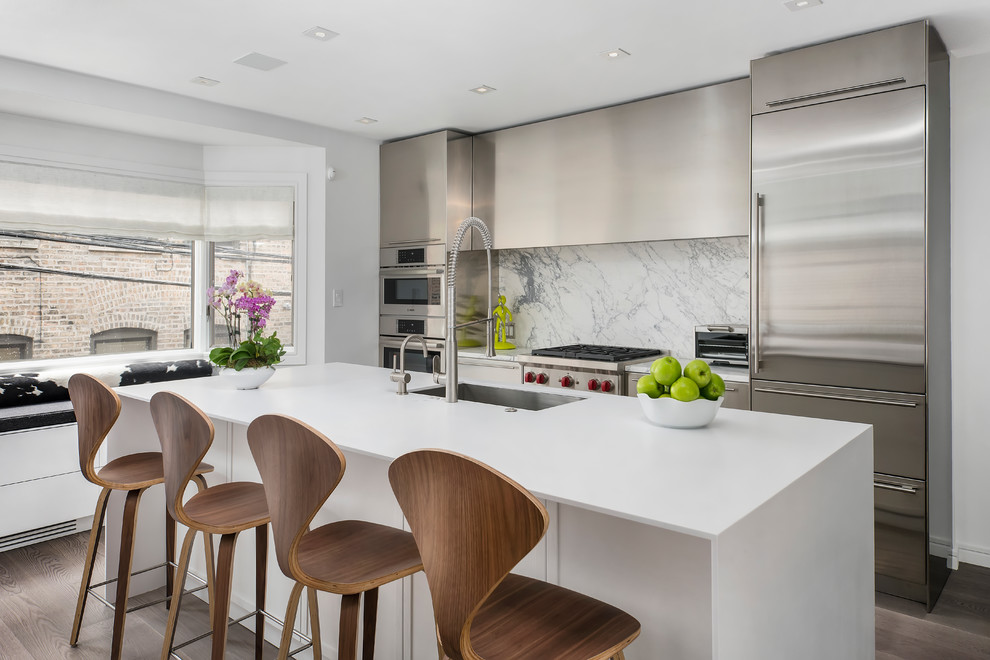 Immagine di una cucina minimalista con ante in stile shaker, ante in acciaio inossidabile, top in marmo, paraspruzzi bianco, paraspruzzi in marmo e elettrodomestici in acciaio inossidabile