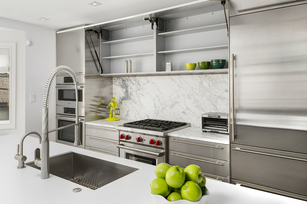 Idéer för funkis kök och matrum, med skåp i shakerstil, skåp i rostfritt stål, marmorbänkskiva, gult stänkskydd, stänkskydd i marmor, rostfria vitvaror och en köksö