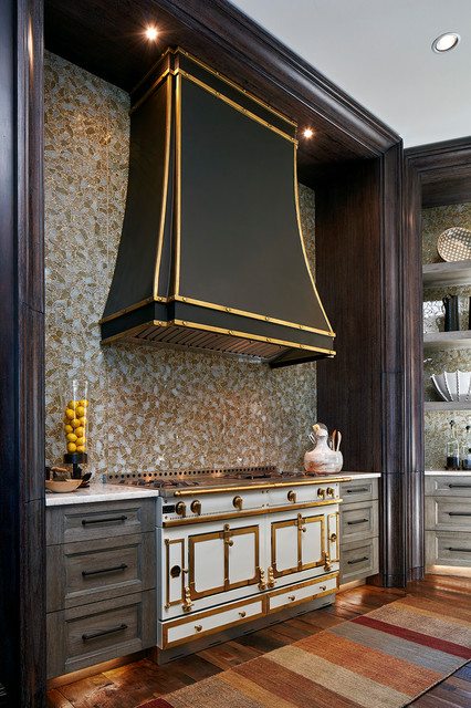Gold Details on La Cornue Range and Black Range Hood - Transitional -  Kitchen - Dallas - by Michelle's Interiors | Houzz IE