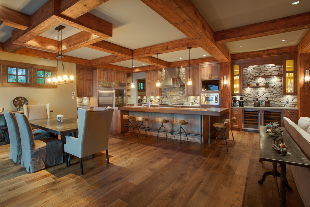 Große Rustikale Wohnküche in L-Form mit Schrankfronten im Shaker-Stil, hellen Holzschränken, Arbeitsplatte aus Holz, Rückwand aus Steinfliesen, Küchengeräten aus Edelstahl, braunem Holzboden und Kücheninsel in Vancouver