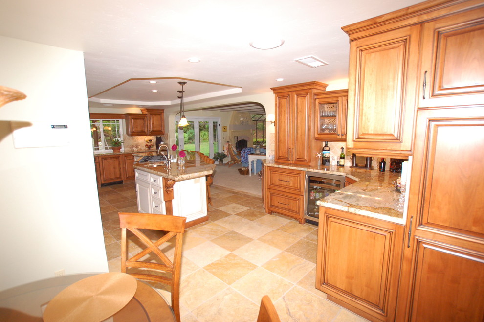 Kitchen - traditional kitchen idea in San Diego