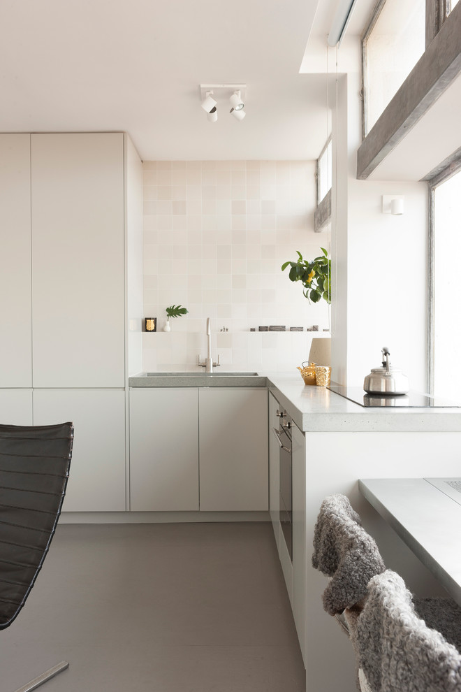 Imagen de cocina gris y blanca contemporánea con armarios con paneles lisos, puertas de armario blancas y salpicadero beige