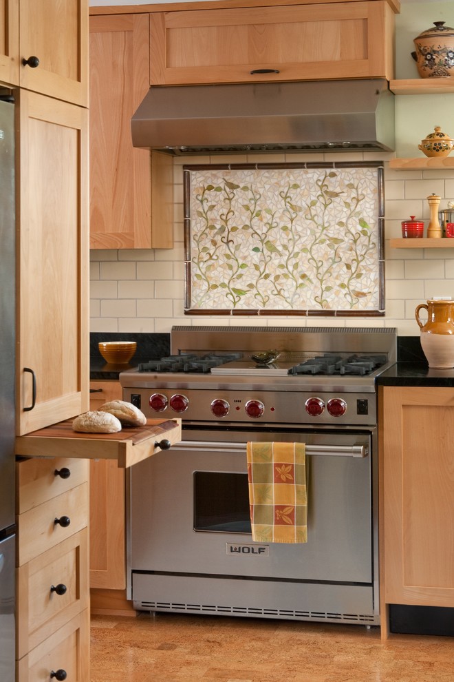 Foto de cocina clásica grande con puertas de armario de madera clara, electrodomésticos de acero inoxidable y una isla