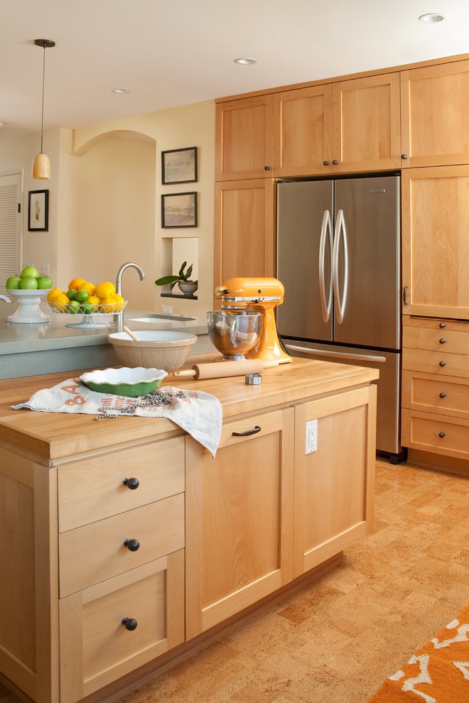 Große Klassische Wohnküche in L-Form mit Küchengeräten aus Edelstahl, hellen Holzschränken und Kücheninsel in Santa Barbara
